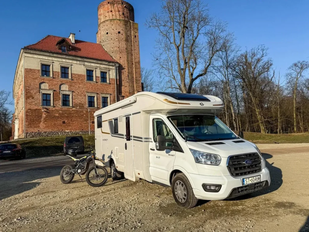 Kamper i elektryczny cross – zestaw na Twoją przygodę Kamper turystyczny z motocyklem Surron Ultra Bee – gotowy zestaw do wynajmu dla miłośników aktywnego wypoczynku